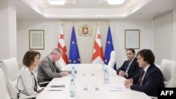 Архивное фото. Посол США в Грузии Робин Данниган встречается с премьер-министром Грузии Ираклием Кобахидзе в Тбилиси. 7 сентября 2024 г.