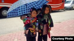 ក្មេងៗ​របស់​ជនជាតិ​ភាគ​តិច​មង​លក់​វត្ថុ​អនុស្សាវរីយ៍​ និង​ភេសជ្ជៈ នៅ​ក្នុង​ក្រុង Sapa ខេត្ត Lao Cai ប្រទេស​វៀតណាម។ 