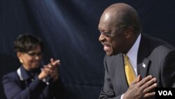 Herman Cain (kanan) menyatakan mengundurkan diri dari pencalonan sebagai kandidat presiden AS dari Partai Republik.