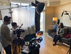 전후석 감독이 메릴린 스트릭랜드 후보를 인터뷰하고 있다. 사진 제공: 전후석 감독.