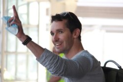 澳中外交关系恶化，2020年9月8日澳广驻京记者比尔·博图斯担心被捕离开中国抵达悉尼机场。