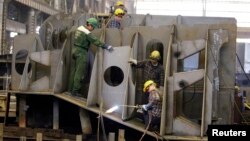 مقامات رسمی در ایالت ویسکانسین در حال بازشماری آرا. این بازشماری در حالی انجام می‌شود که در این ایالت جو بایدن با اختلاف ۲۰ هزار رای پیروز اعلام شده است. روز جمعه بازشماری دستی ایالت جورجیا هم با پیروزی آقای بایدن همراه بود. 