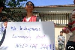 បដា សរសេរជាភាសាអង់គ្លេស ដែលមានន័យថា «សហគមន៍ជនជាតិដើមភាគតិច មិនត្រូវការទំនប់វារីអគ្គីសនីនោះទេ» លើកបង្ហាញនៅពេលសហគមន៍ជនជាតិដើមភាគតិចមកពីខេត្តស្ទឹងត្រែងដាក់ញត្តិបង្ហាញគោលជំហរមិនទទួលសំណង និងមិនចាកចេញពីសហគមន៍ រាជធានីភ្នំពេញ ថ្ងៃទី២៩ ខែសីហា ឆ្នាំ២០១៧។ (ហ៊ាន សុជាតា/VOA)