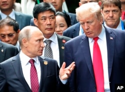 Presiden AS Donald Trump (kanan) dan Presiden Rusia Vladimir Putin pada KTT APEC di Danang, Vietnam, 11 November 2017. (Foto: dok).
