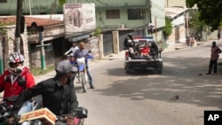 Motuka ya police ememi bakangami babale na poste ya police ya Petion Ville na Port-au-Prince, Haiti, 8 juillet 2021.