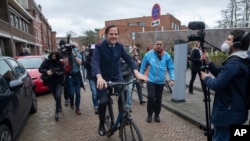 Le Premier ministre néerlandais, Mark Rutte, à vélo après avoir voté lors d'une élection générale à La Haye, le mercredi 17 mars 2021.