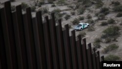 Un véhicule américain surveille la frontière mexicaine-américaine près de la ville de Juarez, Mexique, le 12 novembre 2016.
