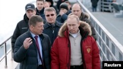 3일 푸틴 대통령이 소치 근처 올림픽 경기가 열릴 장소를 방문하고 있다.