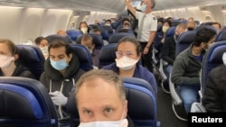 A United Airlines flight from Newark to San Francisco is crowded with passengers in this picture obtained from social media May 9, 2020. (Ethan Weiss/via REUTERS)