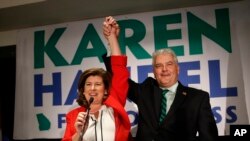 La républicaine Karen Handel fête sa victoire avec son mari à Atlanta.