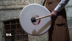 دەهۆڵ لێدان لە موسڵی کۆن بۆ خەبەرکردنەوەی خەڵک بۆ پارشێو