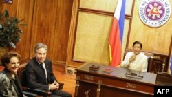 美国国务卿安东尼·布林肯（左二）星期二（3月19日）在菲律宾总统官邸马拉坎南宫与菲律宾总统费迪南德·小马科斯会晤。