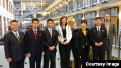 세르파 파테로 핀란드 국토개발부 장관(가운데)이 핀란드를 방문한 북한 농아인 대표단과 면담했다. 사진 출처=핀란드농아협회 마르크 조키넨 대표 트위터.