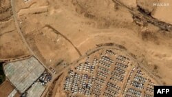 Këto pamje të kombinuara sateliti të kompanisë Maxar Technologies, të publikuara më 23 prill, 2024 tregojnë kampet e të zhvendosurve palestinezë në Rafah më 7 prill, 2024. Maxar Technologies/AFP