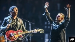 Bono (kanan) dan The Edge, U2 saat tampil pada konser Innocence + Experience di The Forum, Inglewood, California, 26 Mei 2015.