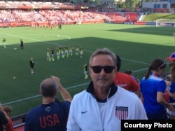 美国女足队员爱丽·克里格的父亲肯·克里格在美中对决赛观赛 (肯·克里格)