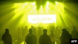 지난 1일 중국 우한의 한 실내 공연장에서 밴드 공연이 열리고 있다.