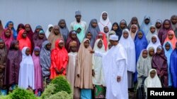 Presiden Nigeria Muhammadu Buhari bertemu dengan para siswi dari Dapchi yang baru dibebaskan oleh penculik, di Abuja, Nigeria, 23 Maret 2018.