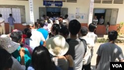 Cambodians line up to cast their votes at a local commune council elections at Kesararam Primary School polling station, Siem Reap, Cambodia Sunday June 4, 2017. (Thida Win/VOA Khmer)