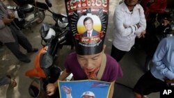 지난달 31일 캄보디아 대법원 앞에서 야당 지지자들이 켐 소카 당대표의 석방을 요구하는 시위를 벌이고 있다.