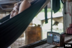 រូបឯកសារ៖ ស្ត្រីម្នាក់កំពុងស្តាប់ព័ត៌មានផ្សាយតាមវិទ្យុ នៅខេត្តបាត់ដំបង កាលពីថ្ងៃទី ១១ ខែកញ្ញា ឆ្នាំ ២០១៩។ (ខាន់ សុគុំមនោ/VOA Khmer)