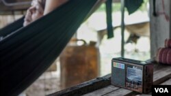 រូបឯកសារ៖ វិទ្យុ​ និងទូរទស្សន៍​​នៅតែ​ជាឧបករណ៍​ប្រើសម្រាប់​​ទទួលព័ត៌មាន​ ដែល​មាន​តំលៃសមរម្យ​បំផុត​ និងអាចប្រើប្រាស់ជាបាន​ប្រចាំ​សម្រាប់​ពួកគេ នៅខេត្តបាត់ដំបង នៅថ្ងៃទី១១ ​ខែកញ្ញា ​ឆ្នាំ ២០១៩។ (ខាន់ ​សុគុំមនោ/VOA)