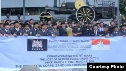 Sunda Empire membentangkan spanduk di depan titik nol Kota Bandung pada Juni 2018. (Foto: Esa Monetary Fund (ESA) Nusantara @esa_emf)