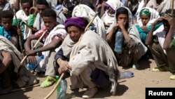 ፋይል ፎቶ - ገበሬዎች የምግብ እርዳታ ለመቀበል እየጠበቁ