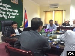 លោក ហេង សួរ អ្នកនាំពាក្យ​ក្រសួង​ការងារ និង​បណ្តុះបណ្តាល​វិជ្ជាជីវៈ​ ដឹកនាំ​និង​សម្របសម្រួល​ការប្រជុំ​ត្រីភាគី​លើកទី២ ចរចា​លើ​ការតម្លើង​ប្រាក់​ឈ្នួល​កម្មករ​រោងចក្រ​សម្រាប់​ឆ្នាំ២០១៧។ (ខាន់ សុគុំមនោ/VOA)