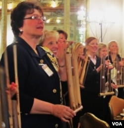 Para tamu undangan, isteri-isteri para pejabat penting AS ikut belajar bermain angklung bersama kelompok 'the House of Angklung'.