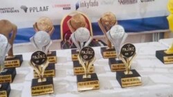 Des trophées du prix africain du journalisme d’investigation, à Ouagadougou, le 15 novembre 2021. (VOA/Lamine Traoré)