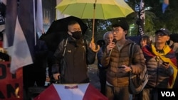 资料照片：2024年10月1日，在中国共产党建立政权周年日，在英国的香港侨界活动人士在有可能被改建为中国大使馆的英国伦敦前皇家铸币厂建筑物外举行抗议集会。 (美国之音记者郑乐捷拍摄) 。