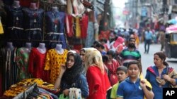 عید الاضحیٰ کے موقع پر جموں میں لوگ خریداری کر رہے ہیں