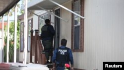 រូបភាពឯកសារ៖ ក្រុម​មន្រ្តី​ផ្នែក​អន្តោប្រវេសន៍​និង​គយ​ស្វែង​រកជន​ឧក្រិដ្ឋ​​នៅ​ក្នុង​ទីក្រុង​ Santa Ana រដ្ឋកាលីហ្វ័រញ៉ាកាលពី​ថ្ងៃទី​១១ ខែ ឧសភា ២០១៧។