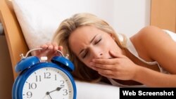 Peneletian menunjukkan seseorang yang kurang tidur cenderung kurang mampu mengendalikan keinginan untuk makan cemilan tidak sehat (Foto: ilustrasi).