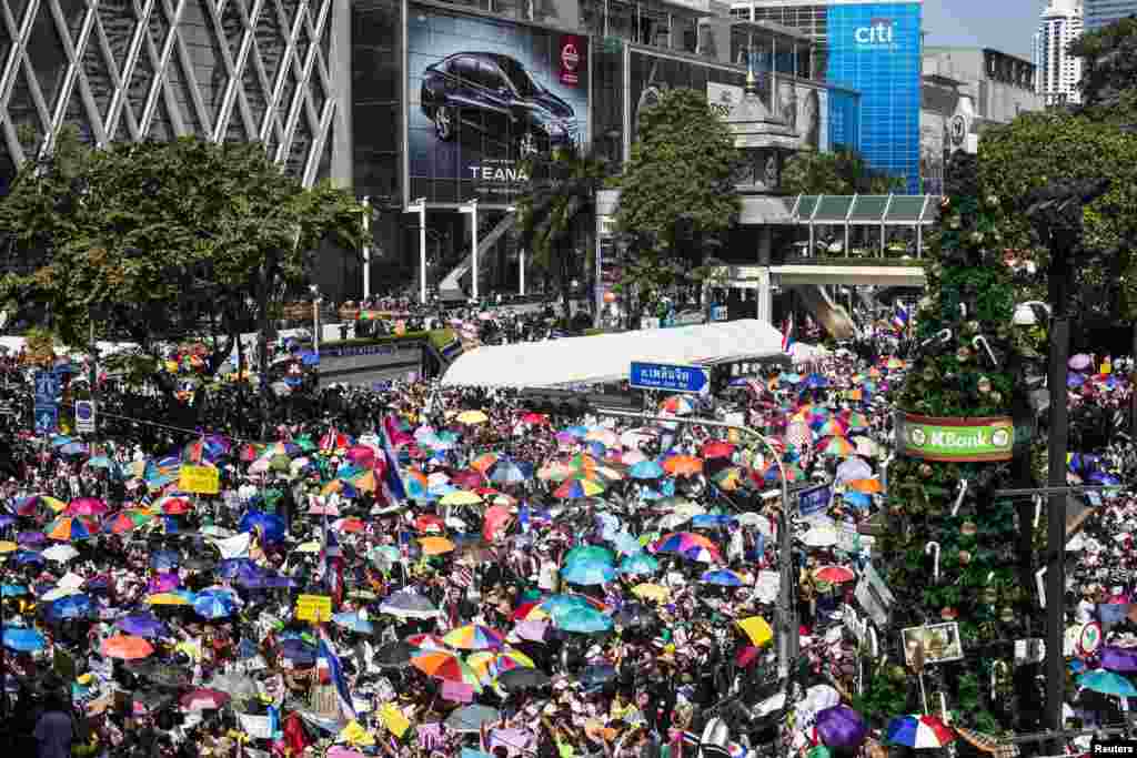 Para demonstran anti-pemerintah berkumpul di luar mal Central World di daerah perbelanjaan di pusat kota Bangkok (13/1).
