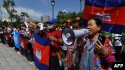 រូបឯកសារ៖ ក្រុម​បាតុករ​ប្រមូល​ផ្ដុំ​គ្នា​ក្នុង​អំឡុងពេល​ធ្វើ​បាតុកម្ម​មួយ​ដើម្បី​ប្រារព្ធ​ខួប​ទី​២៩ នៃ​កិច្ចព្រមព្រៀង​សន្ដិភាព​ទីក្រុង​ប៉ារីស​នៅ​មុខ​ស្ថានទូត​សហរដ្ឋអាមេរិក រាជធានី​ភ្នំពេញ ​ថ្ងៃទី២៣ ខែតុលា ឆ្នាំ២០២០។ 