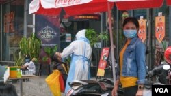 រូប​ឯកសារ៖ បុគ្គលិក​សុខាភិបាល​ចុះ​យក​សំណាក​ប្រជាពលរដ្ឋ​មួយ​កន្លែង​ក្នុង​រាជធានី​ភ្នំពេញ ថ្ងៃទី០៦ ខែមេសា ឆ្នាំ២០២១។ (ទុំ ម្លិះ/វីអូអេ) 