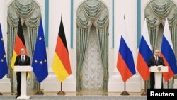 블라디미르 푸틴 러시아 대통령과 올라프 숄츠 독일 총리가 지난 2월 모스크바에서 회담했다.