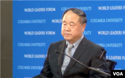 莫言在回答与会者的问题 (美国之音方冰拍摄)