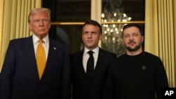 የፈረንሳዩ ፕሬዝዳንት ኢማኑኤል ማክሮን ፣ መሃል ፣ ከተመራጩ ፕሬዝዳንት ዶናልድ ትራምፕ ፣ ግራ ፣ እና የዩክሬን ፕሬዝዳንት ቮሎዲሚር ዘለንስኪ በፓሪስ ኤሊሴ ቤተመንግስት ፣ ህዳር 28 ፣ 2017።