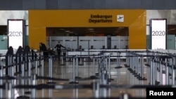 Tempat lapor masuk pesawat (check-in) tampak sepi di Bandara Internasional Guarulhos di tengah pandemi virus corona (COVID-19), di Guarulhos, dekat Sao Paulo, Brazil, 25 Mei 2020.