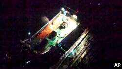 일본 외무성은 지난 19일 새벽 북한 선적 유조선 ‘지송(JI SONG) 6호’와 중국 국기로 보이는 깃발을 게양한 소형 선박이 동중국해 공해에서 가까이 접근해있는 사진을 공개했다.