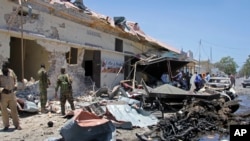 Pasukan keamanan Somalia memeriksa lokasi serangan bom di sebuah restoran di Mogadishu, Somalia, 5 April 2017. (AP Photo/Farah Abdi Warsameh)