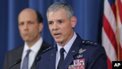 Komandan pasukan Amerika di Jepang, Lt. Gen. Salvatore Angelella (kanan) didampingi Dubes AS untuk Jepang, John Ross di Kedutaan Amerika di Tokyo (19/10). 