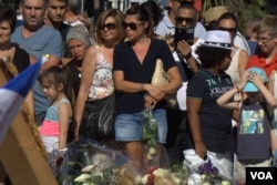 Memorials along the route terrorized Thursday night in Nice, France, drew hundreds of people, all day and into the night, July 16, 2016. (H. Murdock/VOA)