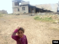 In the wake of the Islamic State battle, many homes in Iraqi-controlled Mosul are destroyed, but families often continue to live amid the rubble in Mosul, Iraq, May 4, 2017. (H. Murdock/VOA)