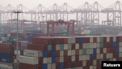 중국 상하이항 부두에 컨테이너들이 쌓여 있다. (자료사진)