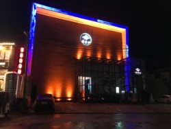 ក្លឹប​កំសាន្ត​នៅទីក្រុងភ្នំពេញ​បើក​ដំណើរការ​ប្រកប​អាជីវកម្ម​ជា​ធម្មតានៅ​រាជធានី​ភ្នំពេញ​នៅថ្ងៃទី៣០ ខែវិច្ឆិកា ឆ្នាំ២០២១។ (ធីតា វីន/VOA)