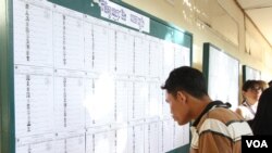 រូបភាព​ឯកសារ៖ បុរសម្នាក់កំពុងស្វែងរកឈ្មោះរបស់ខ្លួនដើម្បីធ្វើការបោះឆ្នោត នៅព្រឹកថ្ងៃទី២៩ ខែ កក្កដា ឆ្នាំ ២០១៨ នៅការិយាល័យបោះឆ្នោត «សាលាគរុកោសល្យវិក្រិត្យការក្រុង» ក្រុងតាខ្មៅ ខេត្តកណ្តាលប្រទេសកម្ពុជា។ (ទុំ ម្លិះ/VOA)